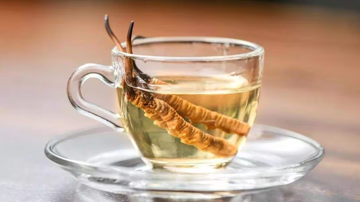 一杯蟲草水，健康新滋味：冬蟲夏草泡水喝的奇妙功效